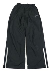 Černé šusťákové funkční kalhoty s logem Nike