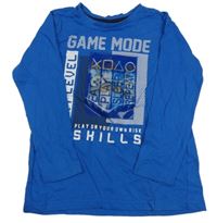 Modré tričko s ovladačem a nápismi Y.F.K.