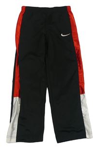 Čierno-červeno-biele športové nohavice s logom Nike