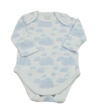 Bílé body se světlemodrými obláčky C&A