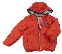 Červená šusťáková zateplená bunda s nášivkou a kapucí C&A