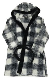 Čierno-biely kockovaný chlpatý župan s kapucňou