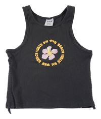 Tmavosivý rebrovaný crop top s kytkou a nápisom Y.F.K.