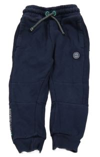 Tmavomodré tepláky s nášivkou 