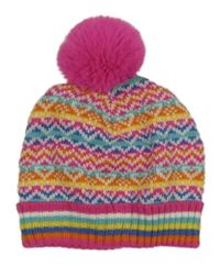 Barevno-biela vzorovaná čapica s brmbolcom