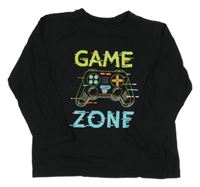 Čierne tričko s nápisom a ovladačem