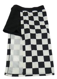 Čierne elastické kraťasy s kostkovanou sukní