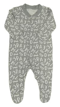 Sivý overal s bílými písmenky