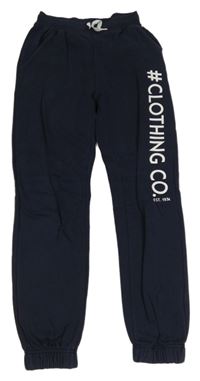 Tmavomodré tepláky s nápisem YIGGA