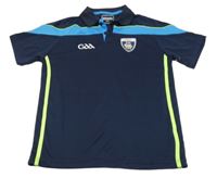 Tmavomodro-modré športové tričko so znakom a pruhmi a golierikom O´neills