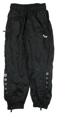 Čierne šušťákové nepromokavé nohavice s logom JAKO