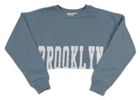 Modrošedá crop mikina s nápisom Peacocks