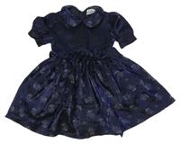 Tmavomodré saténové šaty s květinami a límečkem