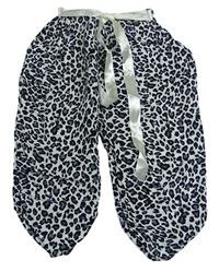 Bielo-sivo-čierne voľné é crop nohavice s leopardím vzorom a opaskom