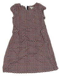 Bielo-červeno-modré vzorované púzdrové šaty