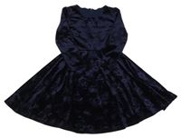 Tmavomodré sametové šaty s květy 