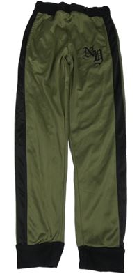 Khaki-černé sportovní tepláky s písmenky PRIMARK