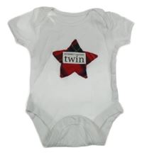 Biele body s kockovanou hviezdou s nášivkou