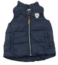 Tmavomodrá šusťáková zateplená vesta s nášivkou H&M