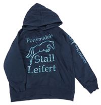 Tmavomodrá mikina s koněm a nápismi a kapucňou