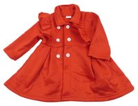 Červený kabát s volánky