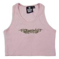 Růžový žebrovaný crop top s nápisem