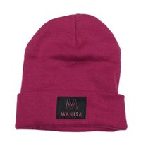 Tmavorůžová pletená čepice s nášivkou 
