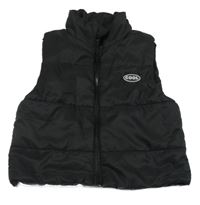 Čierna prešívaná šušťáková zateplená vesta s nášivkou SHEIN