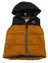 Medovo-černá prošívaná šusťáková zateplená vesta s nášivkou a kapucí dopodopo