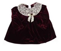 Tmavovínové zamatové šaty s bielou čipkou a mašlou a golierom