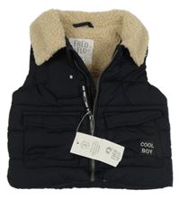 Nové - čierna prešívaná šušťáková zateplená vesta s nášivkou F&F