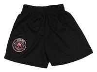 Čierne športové kraťasy so znakom