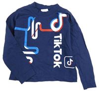 Tmavomodré triko s nápisem Tik Tok