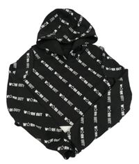 Čierna crop mikina s nápismi a kapucňou