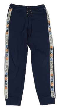 Tmavomodré tepláky s proužkem s nápisy kids