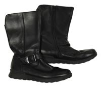 Černé kožené kozačky s logom a přezkou Clarks vel. 33