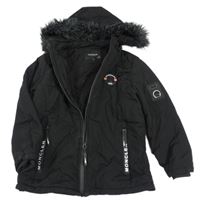 Čierna šušťáková zateplená bunda s nášivkami a kapucňou s kožešinou