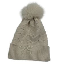 Světlebéžová vzorovaná pletená čepice s perličkami a bambulí 