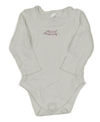 Bílé body s nápisem C&A