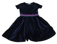 Tmavomodré zamatové šaty s trblietavým pruhom M&Co.