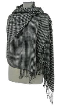 Dámska čierno-biela vzorovaná pletená šál s strapcemi