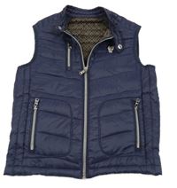 Tmavomodrá šušťáková zateplená vesta s nášivkou