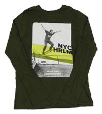 Khaki tričko so skateboardistou C&A