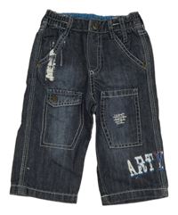 Tmavomodré rifle s kapsami a nápisem 