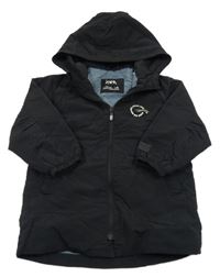 Čierna šušťáková jarná bunda s potlačou a kapucňou Zara