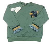 Zelená mikina s výšivkou a nápisem