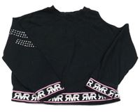Čierna crop mikina s logy a volným ramenem River Island
