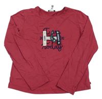 Malinové tričko s nápisom a nášivkami Okaidi