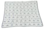 Sivo-biela pletená deka s nápismi a hviezdičkami