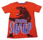 Červené tričko s dinosaurem a nápisy George